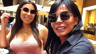 Na reta final da gravidez, Andressa Ferreira faz "rolezinho no shopping" com a sogra Gretchen