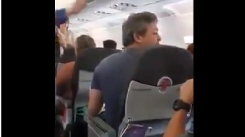 Vídeo: Lindbergh Farias é hostilizado em voo