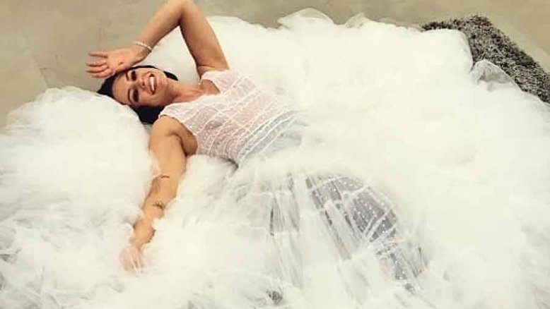 Paolla Oliveira posta foto de vestido de casamento e maquiagem borrada