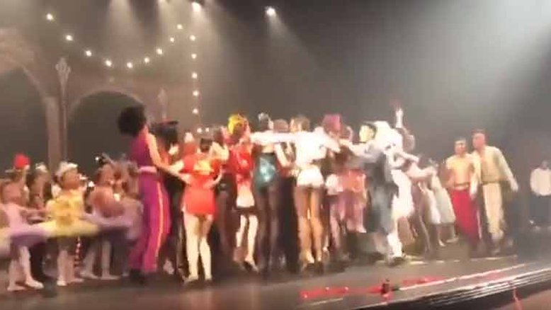 Vídeo mostra momento da queda do palco. Foto: Reprodução Youtube