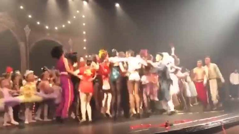 Vídeo mostra momento da queda do palco. Foto: Reprodução Youtube