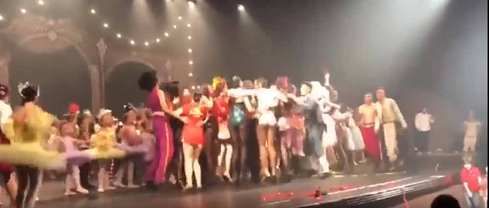 Vídeo mostra momento da queda do palco. Foto: Reprodução Youtube