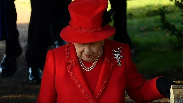Rainha da Inglaterra assiste missa de Natal com Andrew, mas sem Philip
