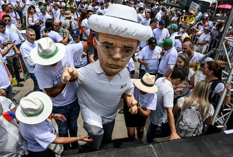 Fossa na colômbia é escavada após denúncia de 50 civis executados por soldados