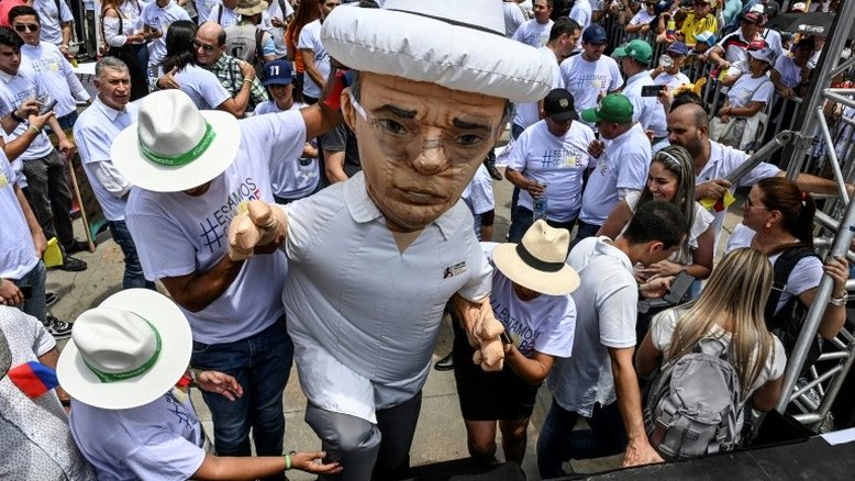 Fossa na Colômbia é escavada após denúncia de 50 civis executados por soldados