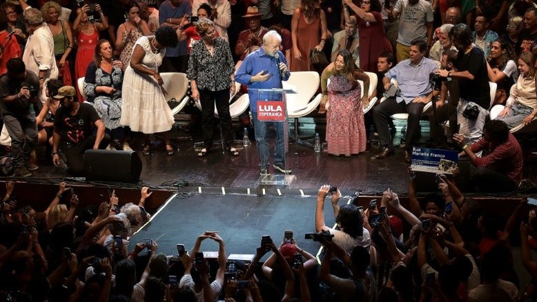 Lula recebe apoio de artistas e intelectuais no Rio