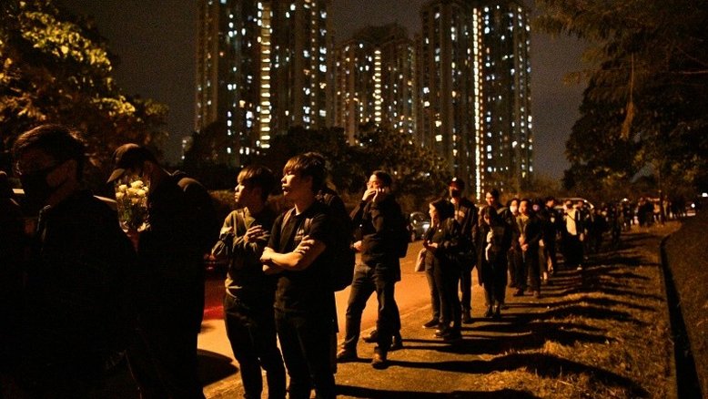 Milhares de pessoas participam de velório de estudante de Hong Kong