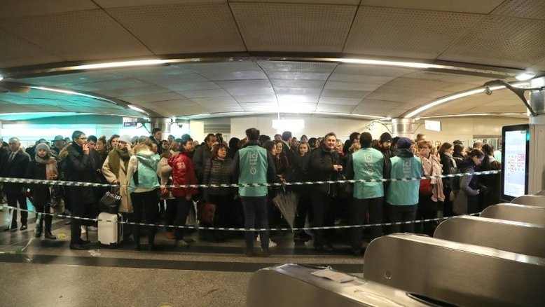 Quinto dia de greve na França põe governo à prova