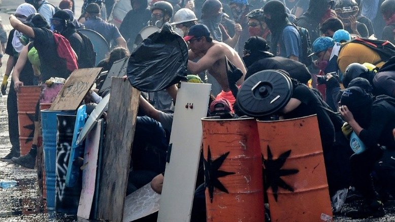 A 'linha de frente', heróis ou vândalos da batalha urbana no Chile