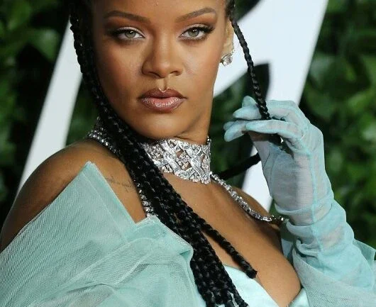 Muçulmanos acusam Rihanna de apropriação cultural e desrespeito após desfile