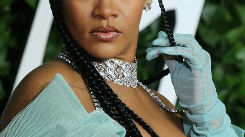 Muçulmanos acusam Rihanna de apropriação cultural e desrespeito após desfile