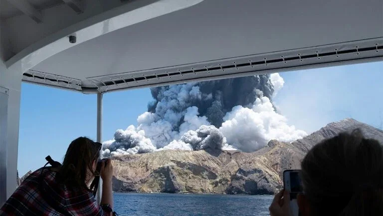 Cinco mortos e oito desaparecidos por erupção de vulcão na Nova Zelândia
