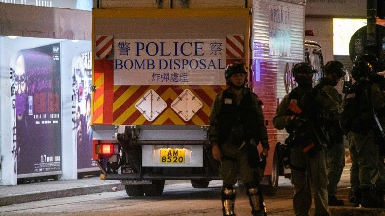 Polícia de Hong Kong desativa bombas artesanais em escola