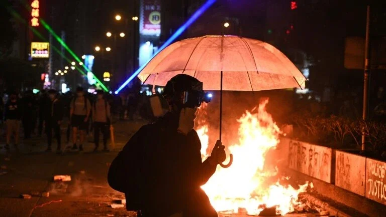 Cinco adolescentes detidos em Hong Kong pela morte de homem em protesto