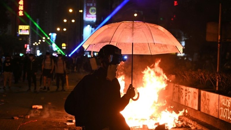 Cinco adolescentes detidos em Hong Kong pela morte de homem em protesto