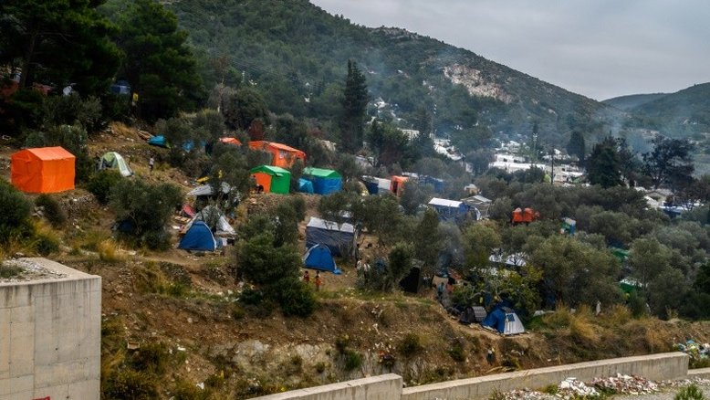 Lançamento de gás lacrimogêneo contra migrantes na ilha grega de Samos