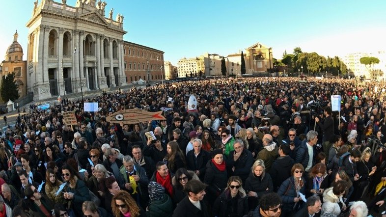 Manifestação antifascista reúne 'cardume de sardinhas' em Roma