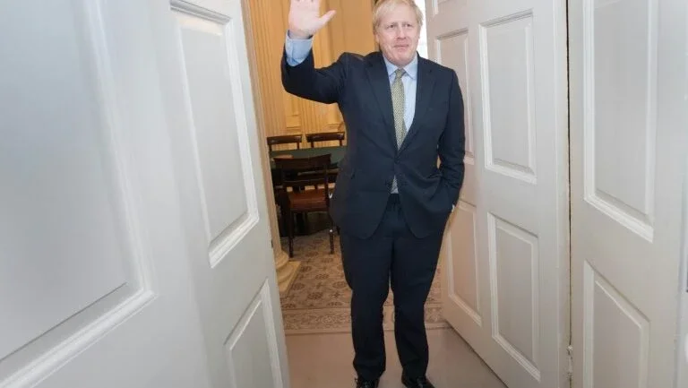 Conservadores britânicos obtêm maioria de 365 dos 650 deputados