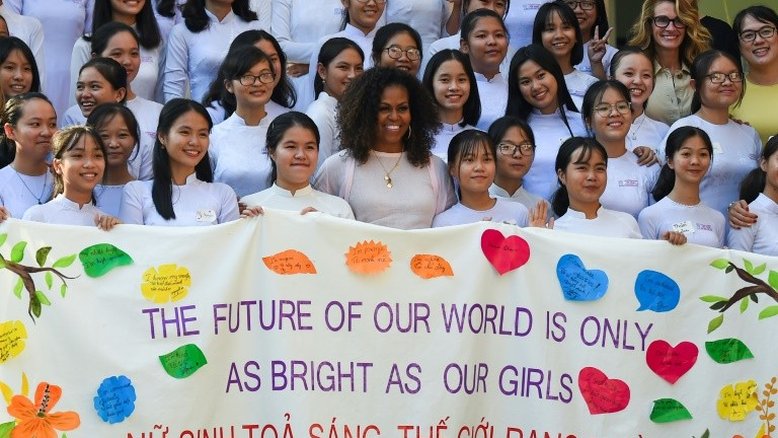 Michelle Obama visita o Vietnã para promover a educação das adolescentes