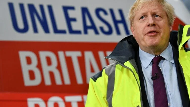 Boris Johnson faz paródia de "Simplesmente Amor" e irrita Hugh Grant
