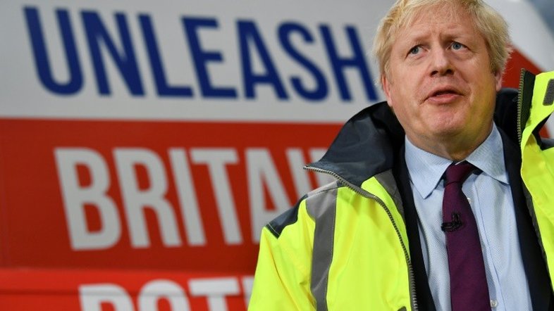 Boris Johnson faz paródia de "Simplesmente Amor" e irrita Hugh Grant