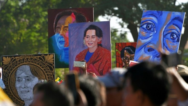 Milhares manifestam-se em Mianmar a favor de Suu Kyi nas audiências do CIJ