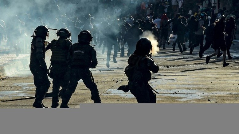 Procuradoria acusa policial que atropelou manifestante no Chile