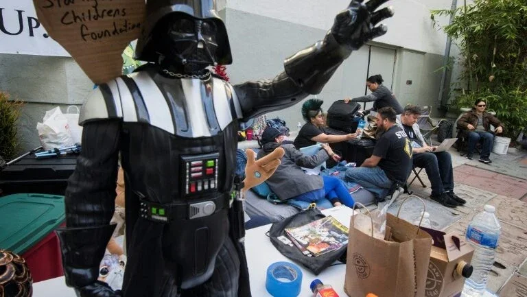 A uma semana da estreia do novo filme de Star Wars, fãs acampam em frente a cinema
