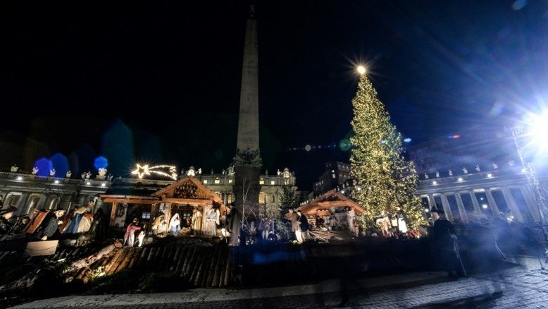 Árvore de Natal e presépio são inaugurados na Praça de São Pedro