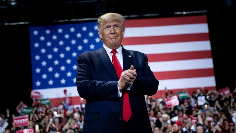 Trump sai de férias e faz balanço positivo do governo neste ano, apesar do impeachment