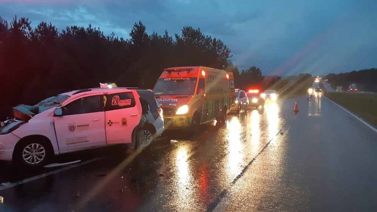 GM Spin bateu na traseira de um bitrem no quilômetro 542 da BR-376, próximo a Ponta Grossa