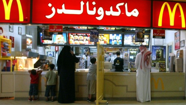 Arábia Saudita acaba com entradas separadas para mulheres nos restaurantes