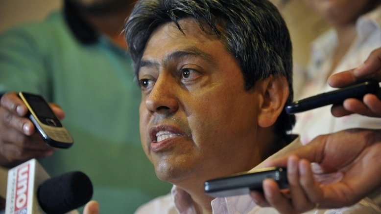 Opositores de Morales voltam à Bolívia