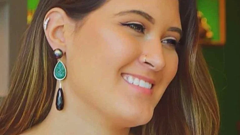 Filha de Fátima Bernardes e Bonner posta foto de biquíni e ganha enxurrada de elogios
