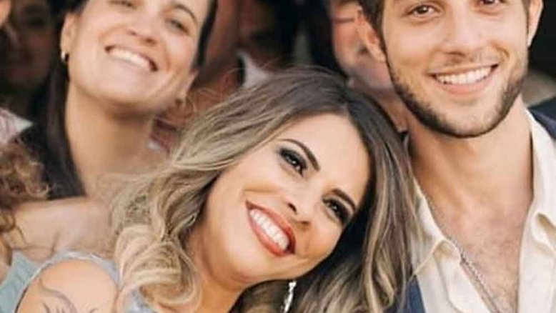 Mãe de Chay Suede se forma e revela que filho pagou sua faculdade