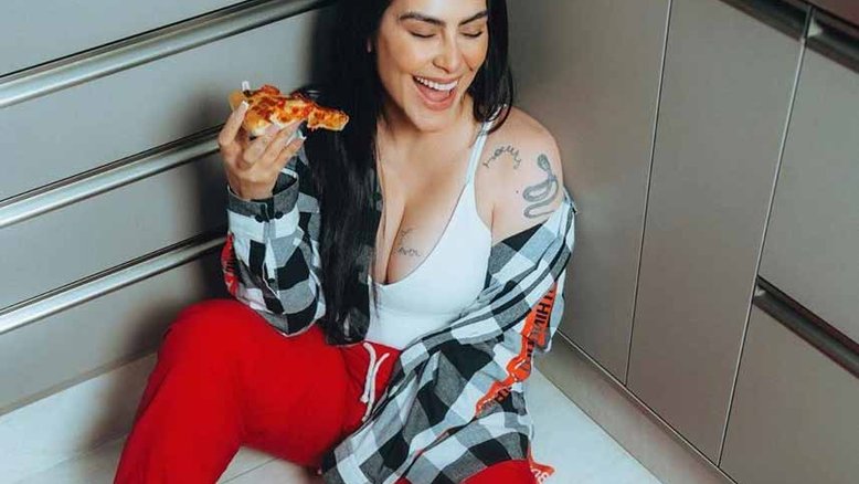 Cleo Pires posa com biquíni, exibe corpo sem retoques e diz: 'o choro é livre'