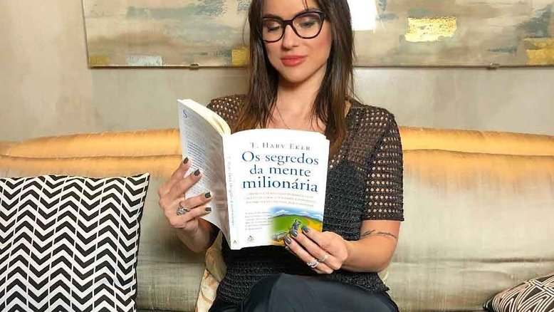 Ex-panicat se torna especialista em finanças e se torna milionária