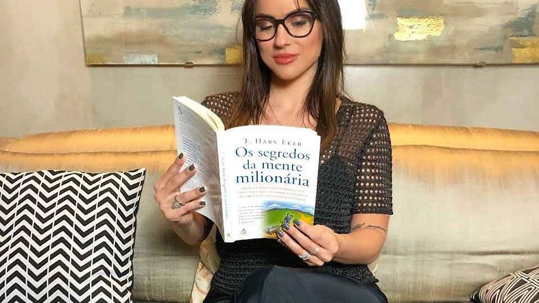 Ex-panicat se torna especialista em finanças e se torna milionária