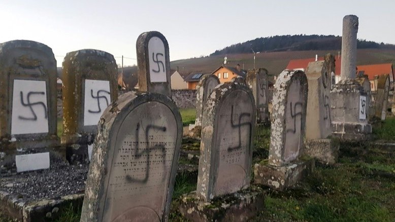 Cemitério judeu francês tem tumbas pichadas com suásticas