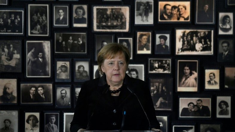 Merkel diz que a memória dos crimes nazistas é 'inseparável' da identidade alemã