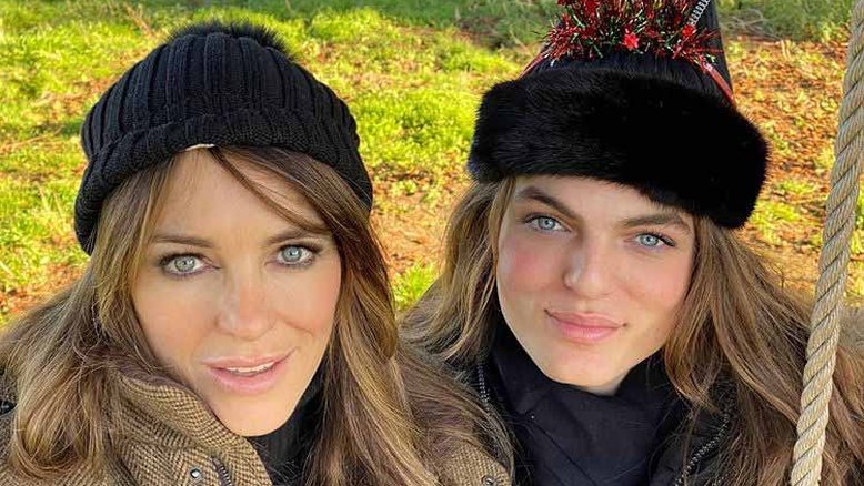 O filho de Elizabeth Hurley é identico a mãe, veja neste selfie de Natal