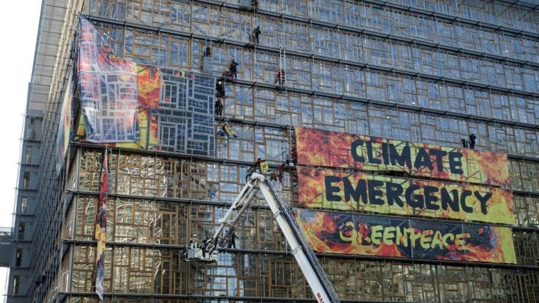 Greenpeace leva a "emergência climática" à sede da reunião europeia