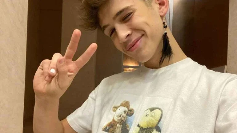 João Guilherme posta foto usando brinco de penas e fãs não gostam