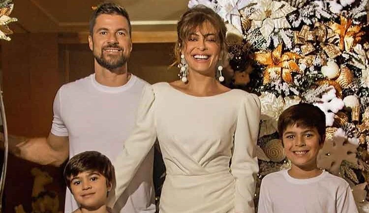 Marido de Juliana Paes compartilha foto com a família em clima de Natal