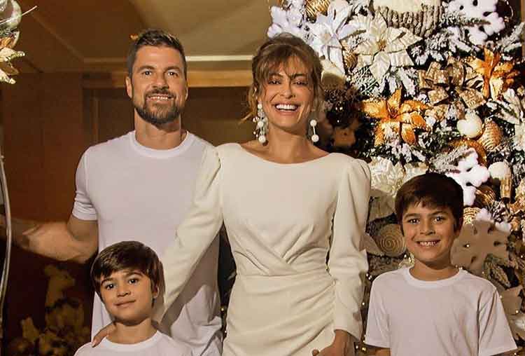 Marido de Juliana Paes compartilha foto com a família em clima de Natal