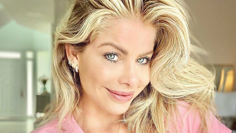Karina Bacchi volta a falar sobre festas da Globo com orgias