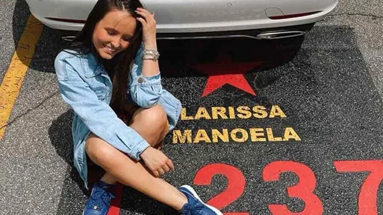 Larissa Manoela se emociona ao deixar SBT 