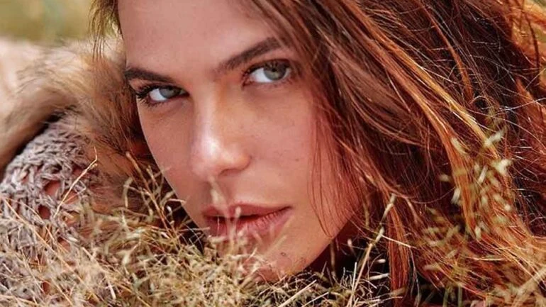 Mariana Goldfarb posa nua em sofá fãs adoram