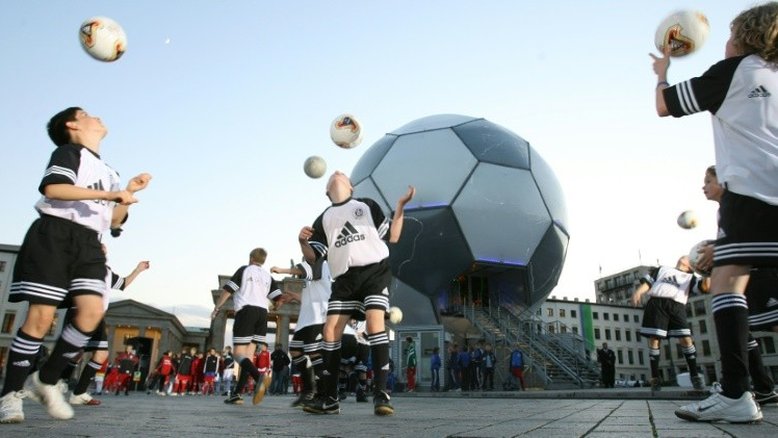 Escócia vai proibir crianças de cabecear bolas de futebol