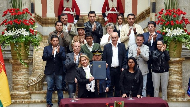 Presidente da Bolívia pede renúncia dos ministros de olho nas eleições